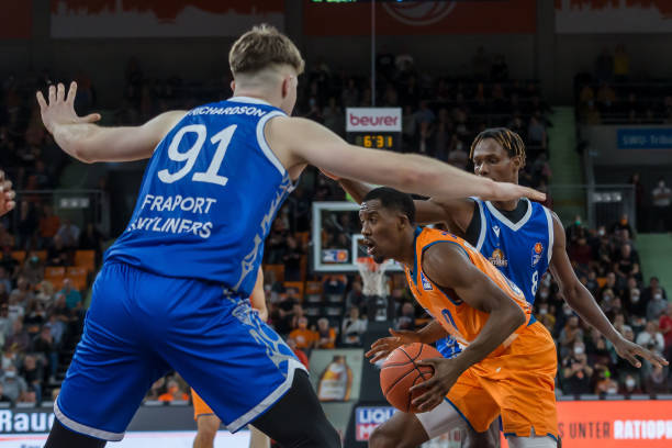 足球需要更 足球需要更